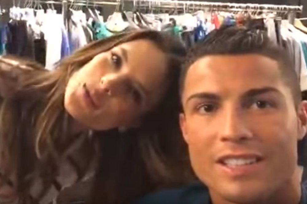 Vreli zagrljaj razgaćenog Ronalda i polugole manekenke Viktorijas sikreta! (FOTO) (VIDEO)