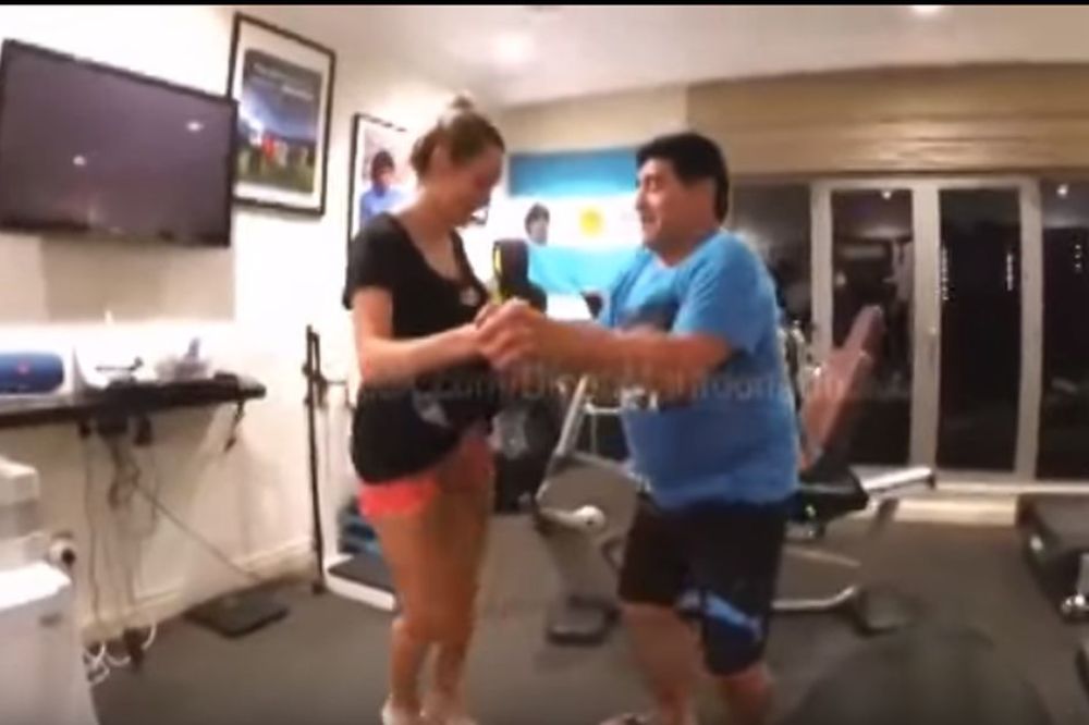 Maradona uči da pleše, a i vi biste kada vidite kakvu instruktorku ima! (VIDEO)