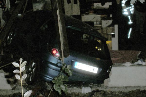 Haos u Mirijevu: Automobil uleteo u kafanu, 4 osobe povređene! (FOTO) (VIDEO)