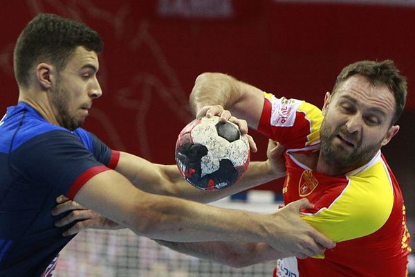 Bizarno: Makedonci i Francuzi kažnjeni sa 500 evra jer su imali različite čarape!