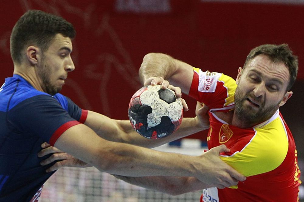 Bizarno: Makedonci i Francuzi kažnjeni sa 500 evra jer su imali različite čarape!