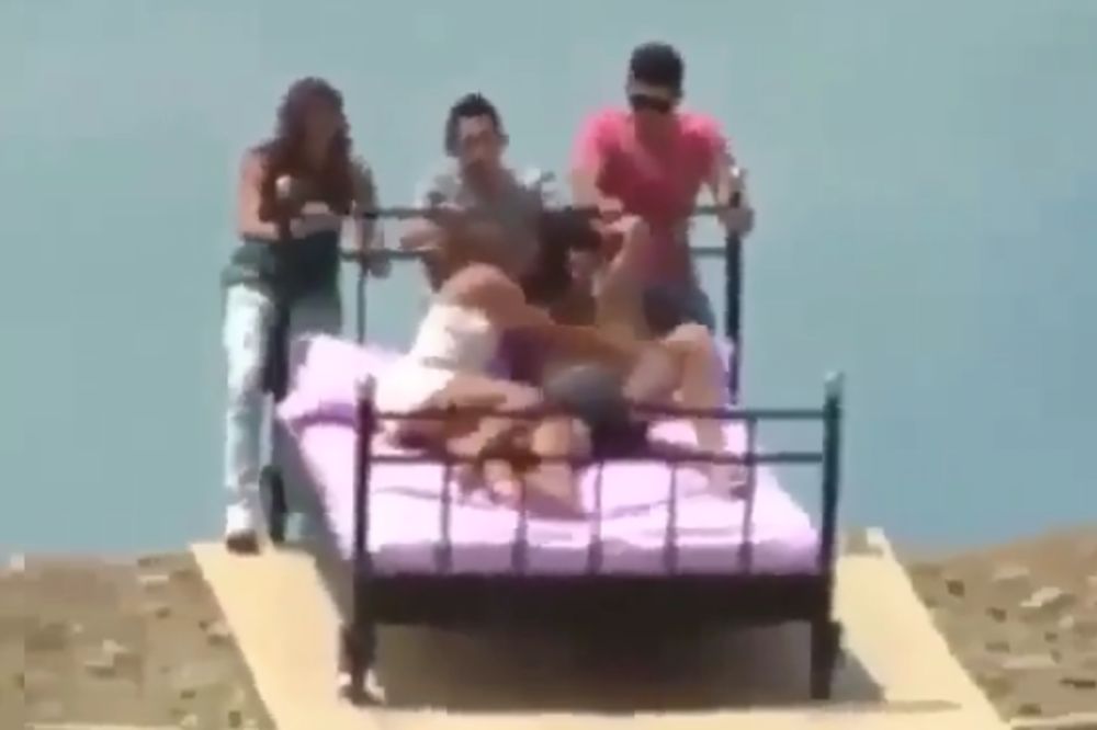 Da li je ovo realno? Seksi par u krevetu preleće osam kamiona!? (VIDEO)