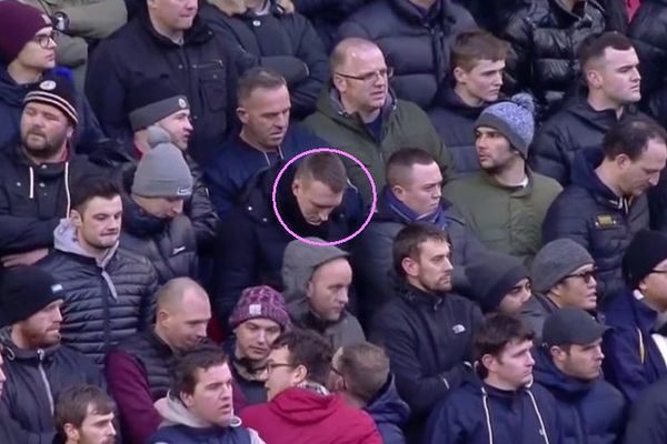 Defanzivac Junajteda sa navijačima na tribini prati derbi sa Liverpulom na Enfildu! (FOTO)