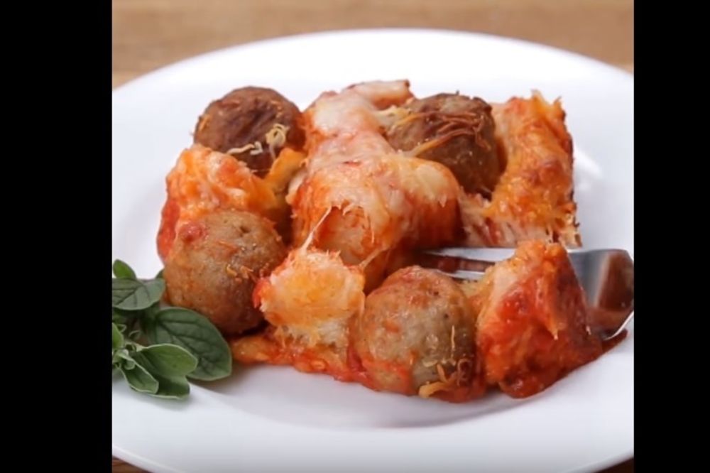 Da vas lepo ugreju: Tople ćuftice od mesa ušuškane u mekano testo (RECEPT) (GIF) (VIDEO)