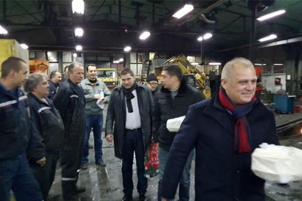 Video od Vučića: Vesić častio radnike Beograd puta ćevapima! (FOTO)