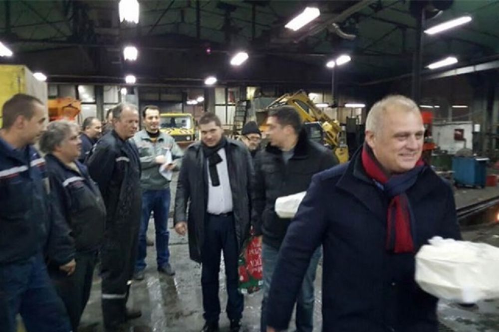 Video od Vučića: Vesić častio radnike Beograd puta ćevapima! (FOTO)