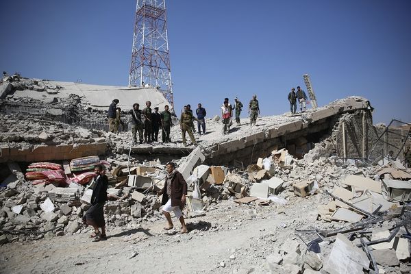 Novi napad u Jemenu: 25 poginulo, mnogo osoba zarobljeno ispod ruševina! (FOTO)