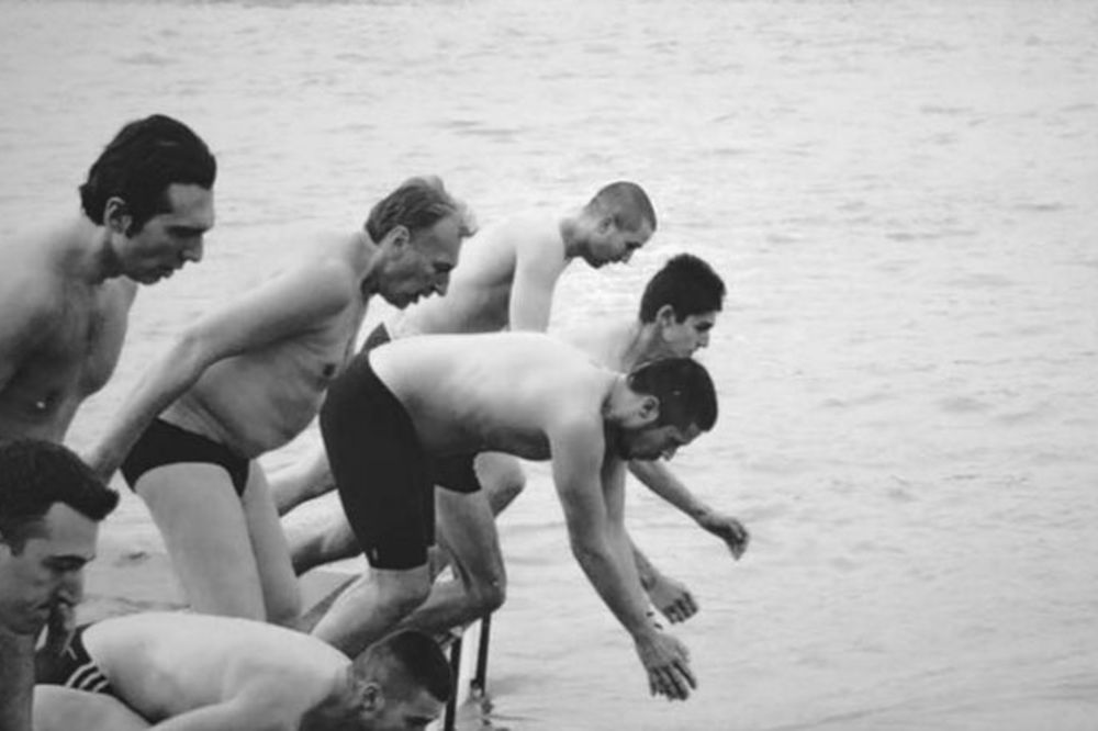 Bravo! Pogledajte kako je Nikola Rokvić na minus tri plivao za Časni krst kod Kule Nebojša! (FOTO)