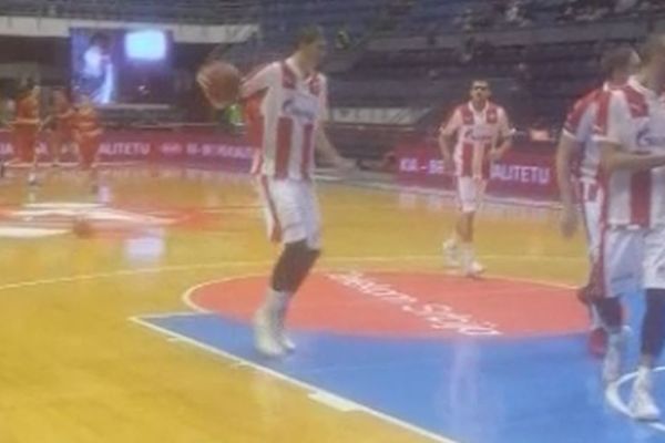 Zvezdini košarkaši u fudbalskim dresovima izašli na zagrevanje pred meč sa Metalcem! (VIDEO)