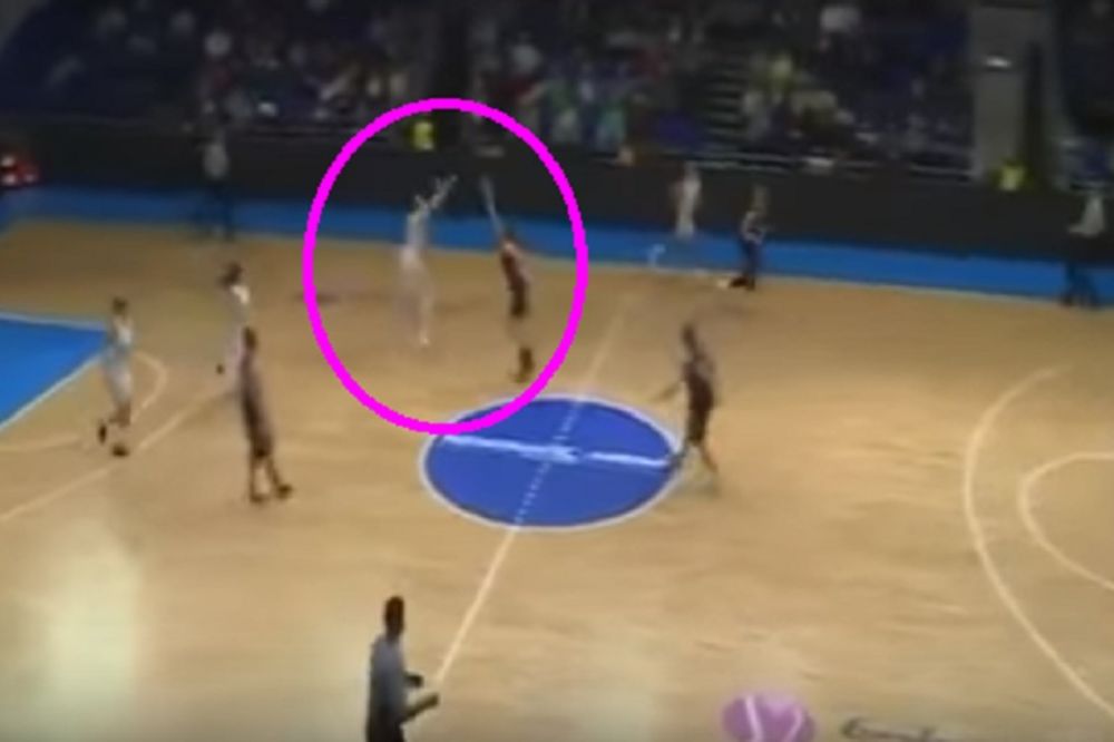 Ovo se retko viđa: Srpska košarkašica dala koš sa više od pola terena! (VIDEO)