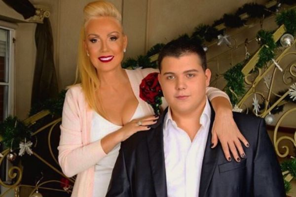 Hteo da sprda kevu, a sad je u problemu! ​Viktor objavio sms Lepe Brene, a ona mu žestoko odbrusila!