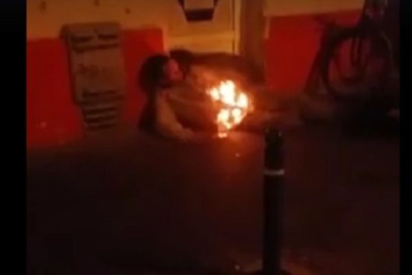 Horor snimak: Čovek u plamenu leži na ulici u Novom Sadu! (UZNEMIRUJUĆI VIDEO)