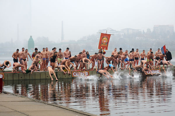 Danas je Bogojavljenje, junaci plivaju za časni krst!