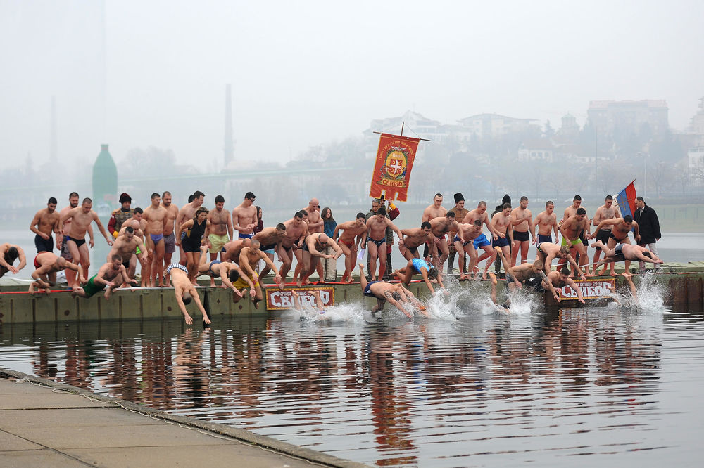Danas je Bogojavljenje, junaci plivaju za časni krst!