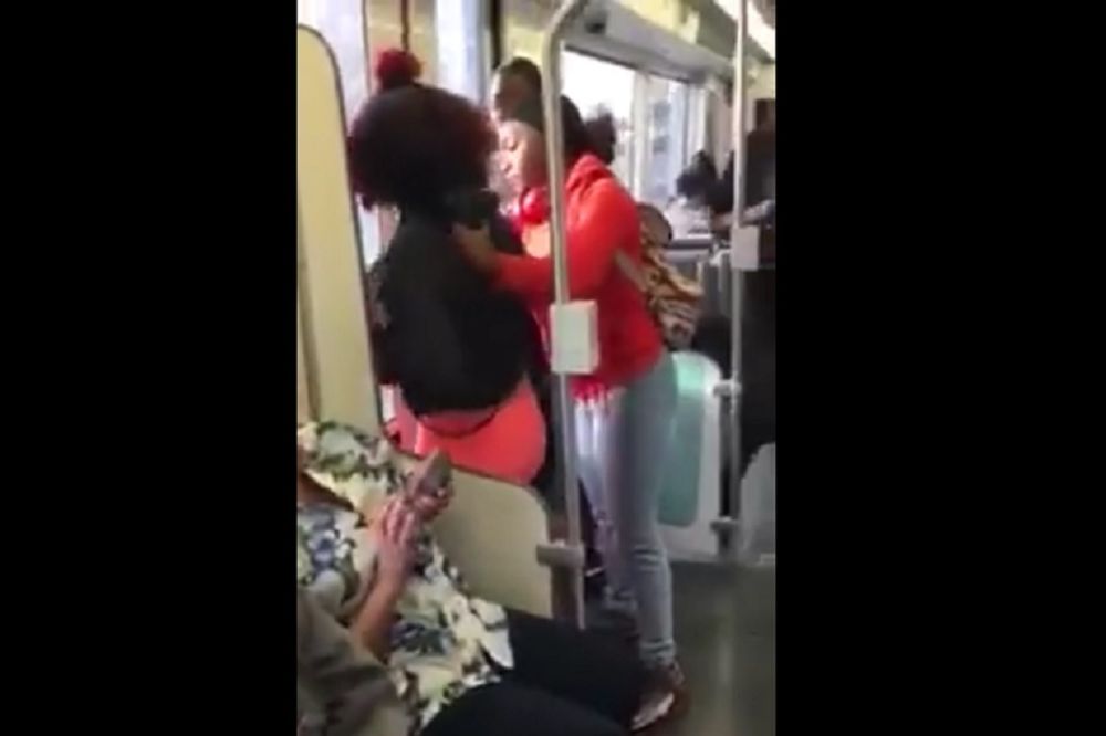 Brutalno su pretukle tinejdžerku zbog ajfona! (VIDEO)