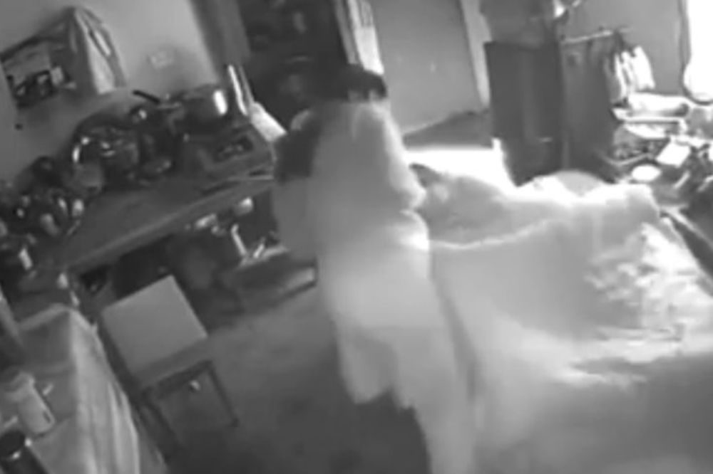 Šokirao se kad je slučajno otkrio šta je supruga uradila njegovoj majci! (UZNEMIRUJUĆI VIDEO)