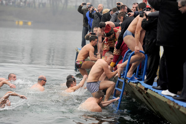 Devetogodišnji Pavle prvi doplivao do Časnog krsta u Nišavi!