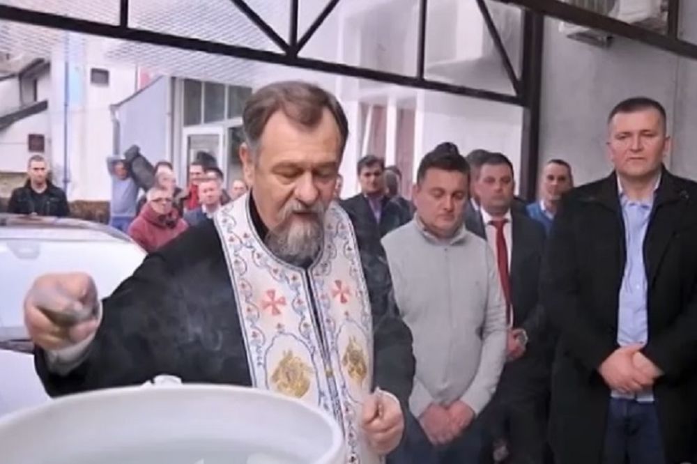 Za smejanje ili plakanje: U Novom Sadu i Jagodini osveštali česmovaču?! (VIDEO)