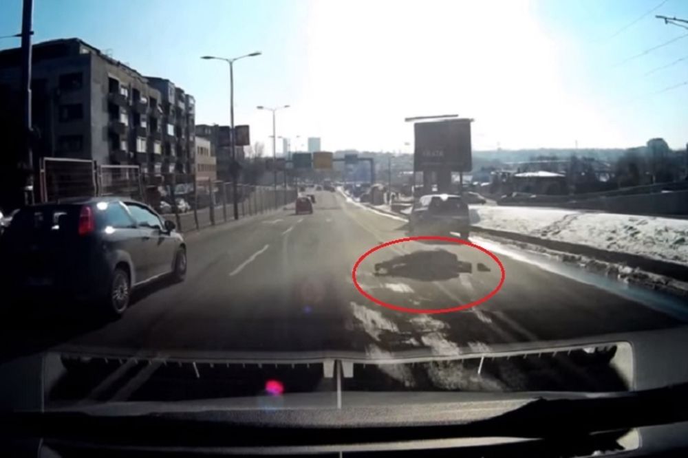 Brutalni video gaženja pešaka u centru Beograda! U deliću sekunde izbegao sigurnu smrt! (VIDEO)