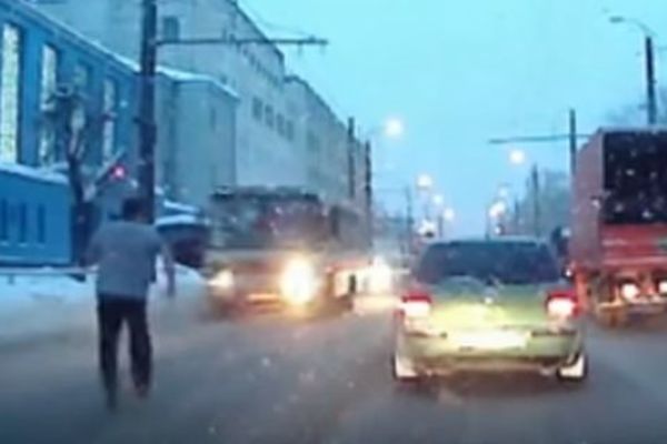 Kakav car: Nije uspeo da izvrši samoubistvo, pa se vratio na posao! (VIDEO)