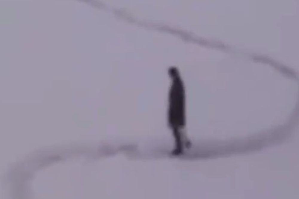Napravio lavirint u snegu da bi se našalio s prolaznicima! (VIDEO)
