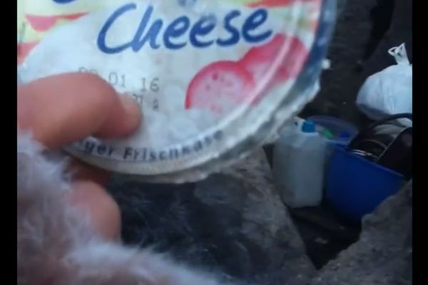 Migranti u  Francuskoj dobili hranu sa isteklim rokom trajanja (VIDEO)