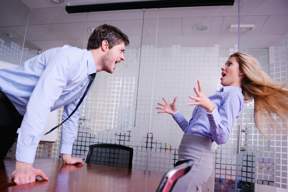 Nije normalno da ti ovo bude normalno: Ako radi ovih 10 stvari, on te emocionalno zlostavlja (GIF)