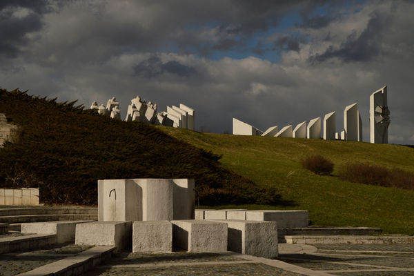 Za sve jugonostalgičare: Predstava Budućnost pročitana u betonu i kamenu u Domu Omladine (FOTO)