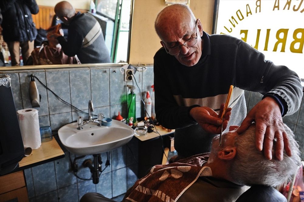 Sarajevski brica radi na istom mestu skoro 40 godina! (FOTO) (VIDEO)