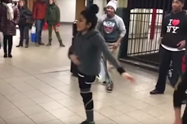 Neverica skroz: Ova devojka ima jednu nogu, a razvaljuje u brejkdensu! (FOTO) (VIDEO)