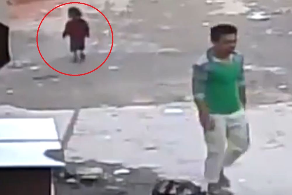 Srećna bebica: Saplela se, pa je i auto prešao preko nje, ali je prošla bez ogrebotine! (VIDEO)