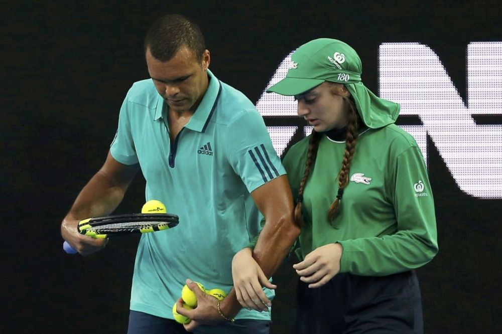 Conga prekinuo meč kako bi pomogao povređenoj skupljačici lopti! (VIDEO)