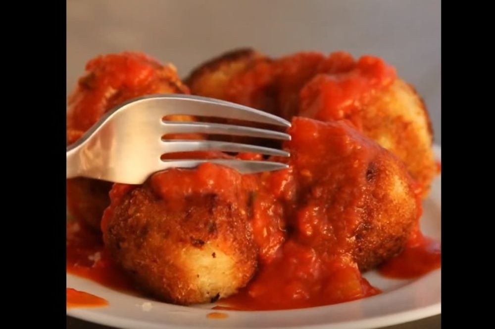 Ove sočne ćuftice s mocarelom smazaćete za tren oka! (RECEPT) (VIDEO)