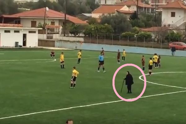 Za nevericu: Baba prekinula fudbalsku utakmicu! (VIDEO)