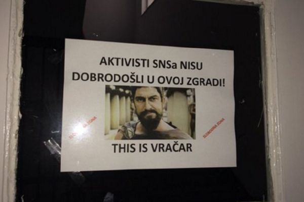 300 Spartanaca s Vračara: SNS botovi ovde nisu dobrodošli! (FOTO)