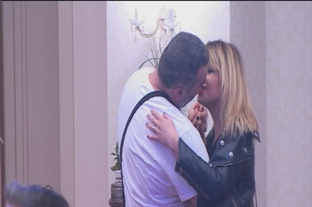 Pljuštali poljupci pred kamerama! Miki i Anđela konačno priznali šta osećaju jedno prema drugom (FOTO)