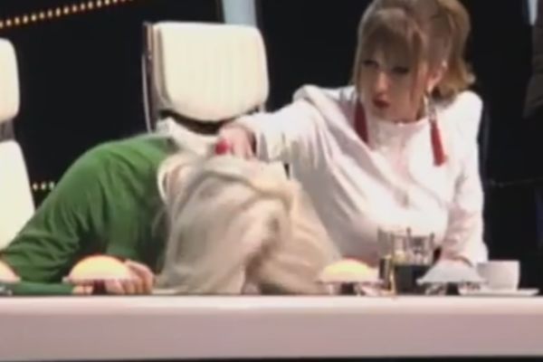 Neprijateljska saga se nastavlja: Viki zalepila Jelenu za sto! (FOTO)