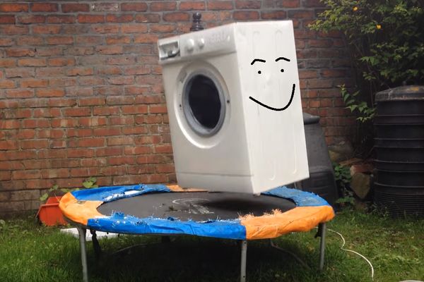 I mašine za veš imaju dušu: Pogledajte kako slatko skače na trambolini! (VIDEO)