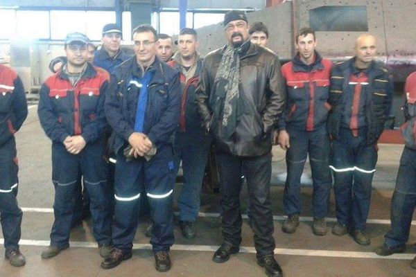 Rokao bi po Meksikancima: Sigal reklamira srpsko oružje, hoće da ga izveze u Teksas! (FOTO)