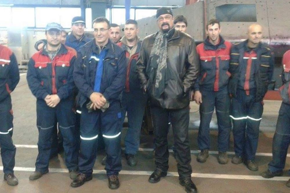 Rokao bi po Meksikancima: Sigal reklamira srpsko oružje, hoće da ga izveze u Teksas! (FOTO)