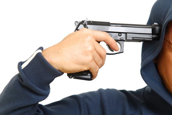 Crna serija se nastavlja: Policajac iz Zemuna pucao sebi u glavu!