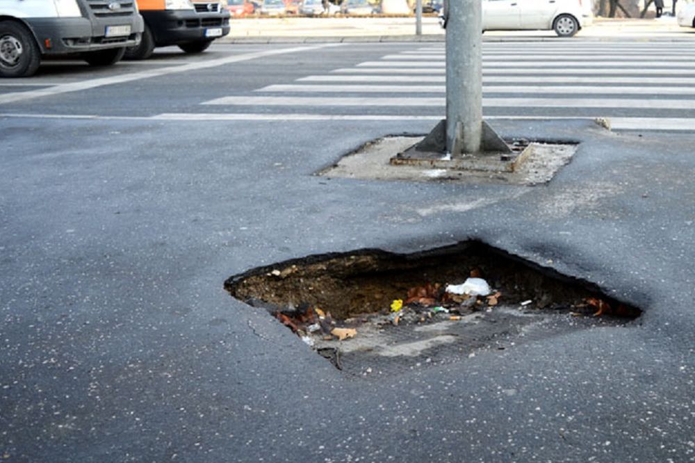 Mali, treba li neko da slomi vrat? Na 300 metara od Starog dvora zjapi rupetina! (FOTO)