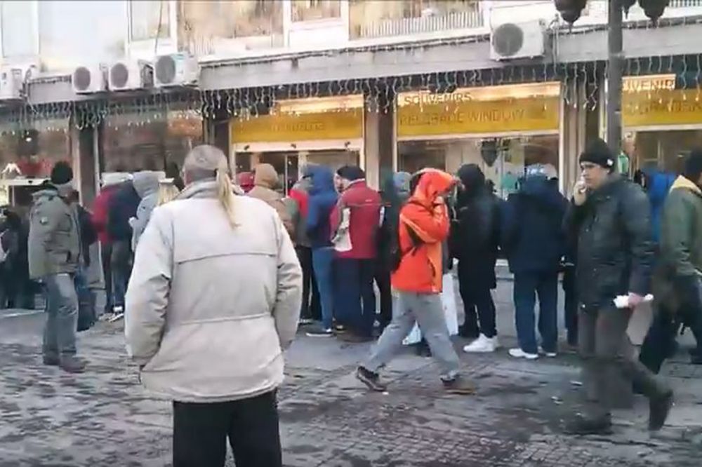 Potpuna histerija u BG: Beskrajni redovi za karte za vaterpolo finale između Srba i Crnogoraca! (VIDEO)
