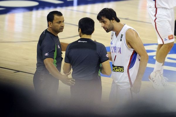 Voli Teodosić da poludi... Nije bitno da li je u pitanju sudija ili saigrač! (FOTO) (VIDEO)