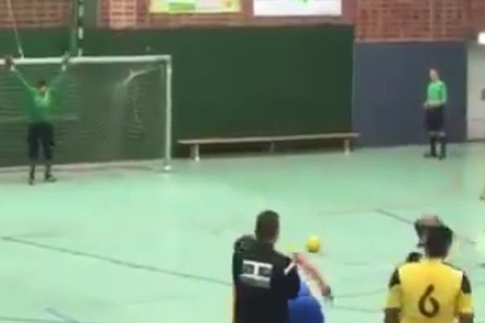 Kakav mađioničar: Golman je uspeo da postigne najgluplji autogol ikada! (VIDEO)