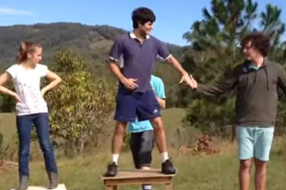 Odlučili su da testiraju električnu ogradu, a onda zažalili zbog toga! (VIDEO)