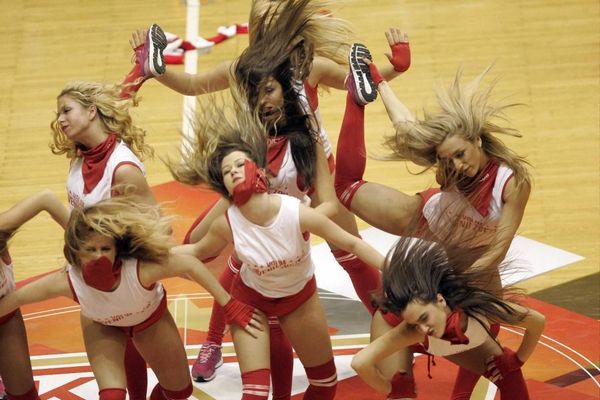 Hram košarke se naježio: Zvezdine čirlidersice nastupale uz trubače i Vidovdan! (VIDEO)