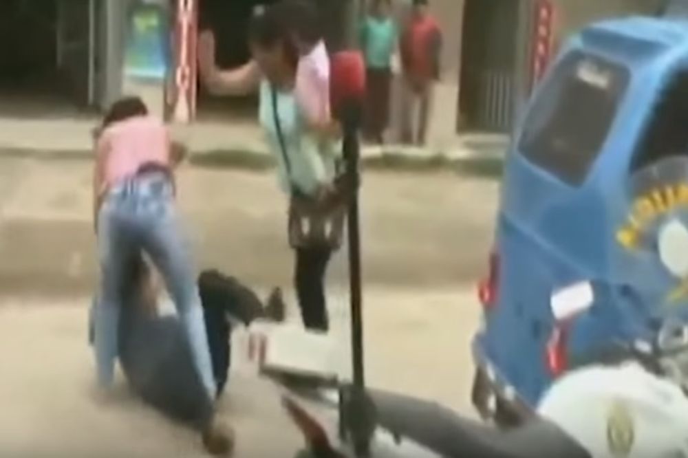 Samo je jedan način na koji je mogao da se završi susret žene i ljubavnice!  (VIDEO)