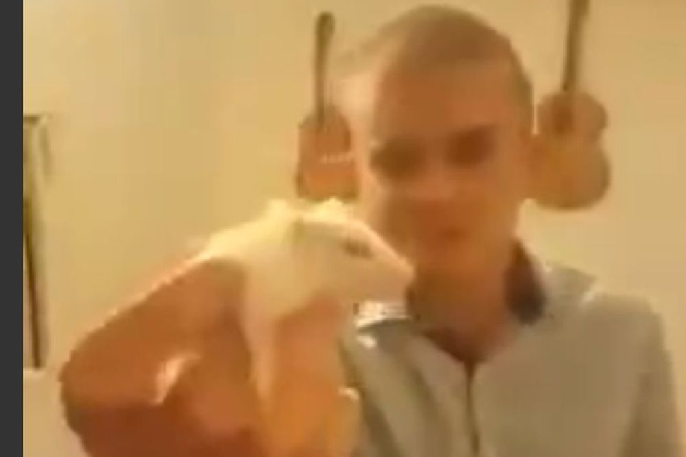 Ovo je najodvratniji čovek na svetu: Odgrizao je glavu živom mišu! (UZNEMIRUJUĆI VIDEO)