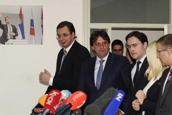 Stradala staklarija na stranačkim prostorijama SNS na Banovom brdu!